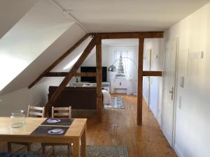 ein Wohnzimmer mit einem Tisch und ein Schlafzimmer in der Unterkunft Appartements Papillon in Gevelsberg