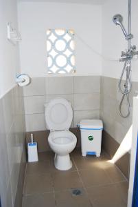イオス島 チョーラにあるGrandma Vasiliki Rooms To Letのバスルーム(トイレ、ゴミ箱付)