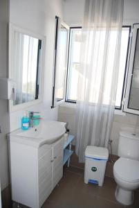 イオス島 チョーラにあるGrandma Vasiliki Rooms To Letのバスルーム(洗面台、トイレ、窓付)