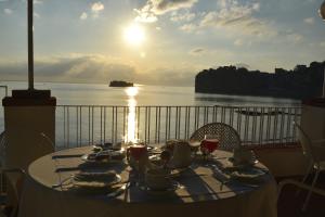 a dinner table with a view of the ocean at Hotel Lido Mediterranee in Taormina
