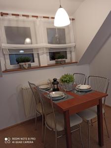 jadalnia z drewnianym stołem i krzesłami w obiekcie Pokoje Gościnne Izabela w Szklarskiej Porębie