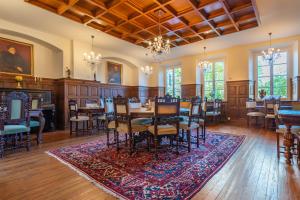 comedor con mesa y sillas en Romantisches Hotel zur Post, en Brodenbach