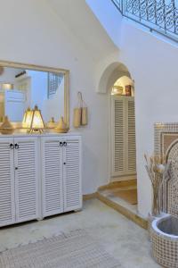 una cucina con armadi bianchi e lavandino di Riad Dar Jabel a Marrakech