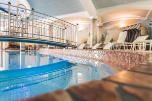 Swimmingpoolen hos eller tæt på Hotel Enzian - Adults Only