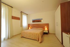 - une chambre avec un lit et deux lampes sur une table dans l'établissement Terzo Bacino, à San Michele al Tagliamento