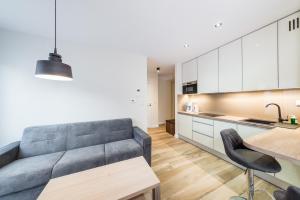 Kuchyňa alebo kuchynka v ubytovaní Deluxe Apartment Rakowicka 15 WAWELOFTS + 20 fotografií