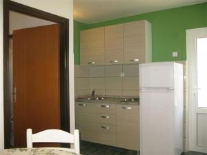 Kuchyň nebo kuchyňský kout v ubytování Apartmani Kaštelan