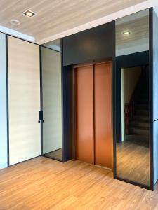 een rij glazen deuren in een kamer met een trap bij Dream Summer Hotel in Magong