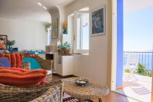 A seating area at Casa Fendemare, vista sul golfo IUNQ2620