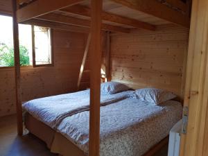 เตียงในห้องที่ Gites de La Croisée des Chemins - Piscine Chauffée - Spa, Hammam et Sauna +53 ภาพ