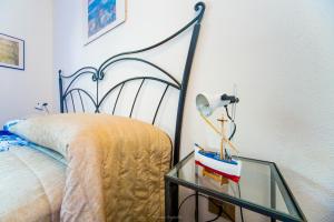 A bed or beds in a room at Casa Fendemare, vista sul golfo IUNQ2620