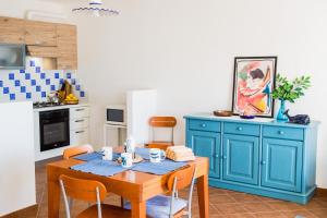 A kitchen or kitchenette at Casa Fendemare, vista sul golfo IUNQ2620