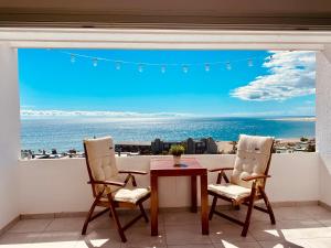 balcón con mesa, sillas y vistas al océano en Exclusive bungalow with stunning Sea Views by 75Steps, en Maspalomas