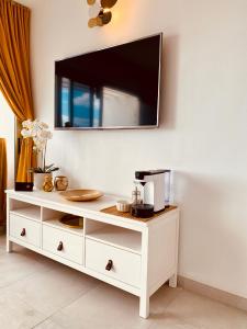 Vestidor blanco con TV en la pared en Exclusive bungalow with stunning Sea Views by 75Steps, en Maspalomas