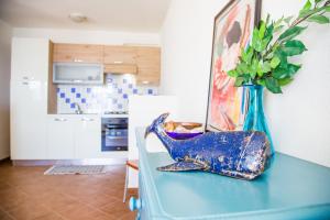 A kitchen or kitchenette at Casa Fendemare, vista sul golfo IUNQ2620