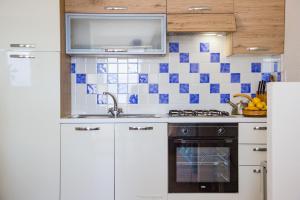 A kitchen or kitchenette at Casa Fendemare, vista sul golfo IUNQ2620