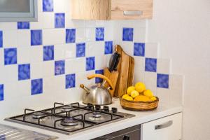 A kitchen or kitchenette at Casa Fendemare, vista sul golfo IUNQ2620