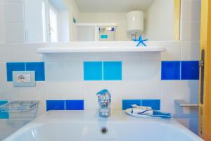 A bathroom at Casa Fendemare, vista sul golfo IUNQ2620
