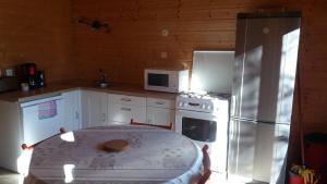 ครัวหรือมุมครัวของ Gites de La Croisée des Chemins - Piscine Chauffée - Spa, Hammam et Sauna