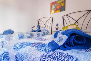 A bed or beds in a room at Casa Fendemare, vista sul golfo IUNQ2620