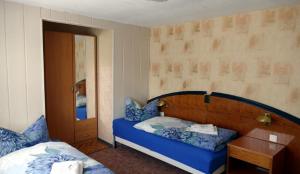 1 dormitorio con cama, escritorio y espejo en FEWO Angelika DG, en Rohrbach