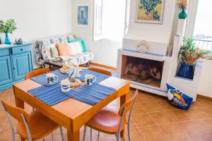 A seating area at Casa Fendemare, vista sul golfo IUNQ2620