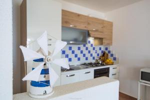 A kitchen or kitchenette at Casa Fendemare, vista sul golfo IUNQ2620