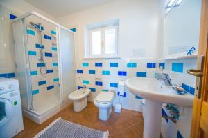 A bathroom at Casa Fendemare, vista sul golfo IUNQ2620