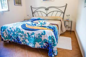 A bed or beds in a room at Casa Fendemare, vista sul golfo IUNQ2620