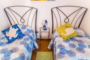 A bed or beds in a room at Casa Fendemare, vista sul golfo IUNQ2620
