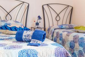 A bed or beds in a room at Casa Fendemare, vista sul golfo IUNQ2620