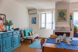 A seating area at Casa Fendemare, vista sul golfo IUNQ2620