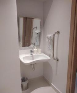 Gallery Suites & Residences Piraeus的一间浴室