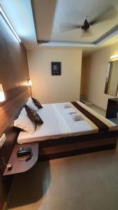 um quarto com uma cama grande e uma mesa de cabeceira em S4 Residency em Chennai