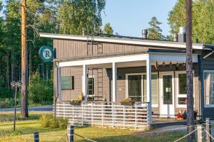 un pequeño edificio al lado de una carretera en Saimaa Life Apartments, en Imatra