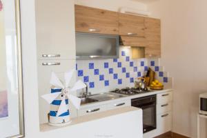 A kitchen or kitchenette at Casa Fendemare, vista sul golfo IUNQ2620