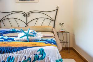 A bed or beds in a room at Casa Fendemare, vista sul golfo IUNQ2620