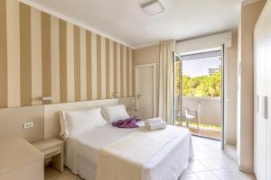 une chambre d'hôtel avec un lit et un balcon dans l'établissement Hotel La Residenza, à Riccione 31 autres photos