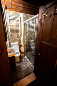 a small bathroom with a shower and a toilet at KÜRKÇÜ KONAK in Safranbolu