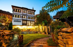a large building with lights on in a yard at KÜRKÇÜ KONAK in Safranbolu
