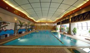 una gran piscina en un gran edificio en Beijing Lido Place Apartment, en Beijing