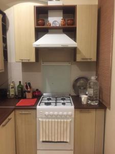 cocina con horno de fogón blanco en Apartments in a private house en Ivano-Frankivsk