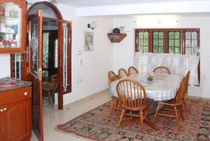 ein Esszimmer mit Tisch und Stühlen in der Unterkunft Leelu Homestay in Kochi