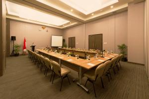 The business area and/or conference room at Pranaya Boutique Hotel