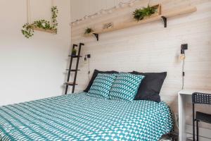 ein Schlafzimmer mit einem Bett und einer Wand mit Pflanzen in der Unterkunft Le RI-BELLOT de 1 à 4 pers - Lit King Size in Cognac