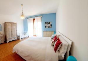 a bedroom with a white bed with red pillows at Fiori e Frutti Appartamenti in Almese