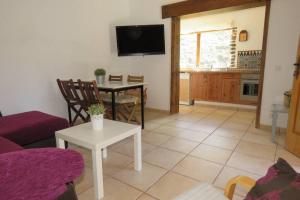 a living room with a couch and a table at Casa con piscina privada en Cercados de Espino in Las Casillas