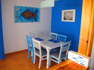 ein Esszimmer mit einem weißen Tisch und Stühlen in der Unterkunft Apartamento el Atunito, Atlanterra in Zahara de los Atunes