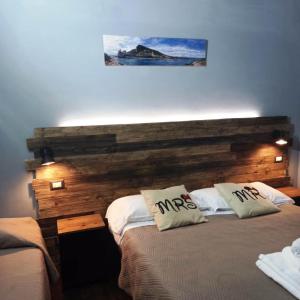 um quarto com duas camas com almofadas em MAGIA DI MARE em La Spezia