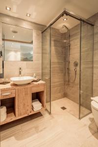 a bathroom with a sink and a shower at Fortuna Apart Hotel B&B in Ischgl